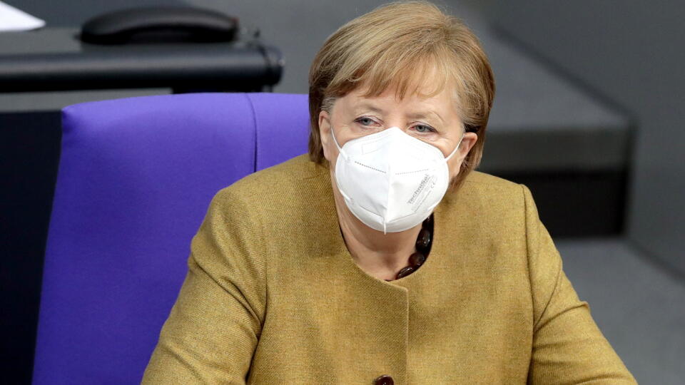 JB 42 Berlín - Nemecká kancelárka Angela Merkelová počas zasadnutia nemeckého spolkového parlamentu Bundestag v Berlíne 11. februára 2021 po jej prejave s vládnym vyhlásením ku koronavírusovej pandémii. Merkelová vo štvrtok v prejave v parlamente pripustila nedostatky v reakcii vlády na druhú vlnu nákazy koronavírusom. Informovala o tom agentúra DPA. FOTO TASR/AP
German Chancellor Angela Merkel attends a meeting of the German federal parliament, Bundestag, at the Reichstag building in Berlin, G