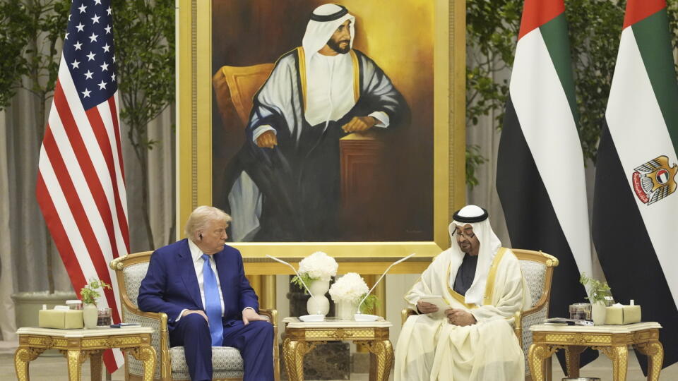 AZ23 Abú Zabí - Na snímke prezident USA Donald Trump (vľavo) a Prezident Spojených arabských emirátov Muhammad bin Zájid Sultán Nahján diskutujú počas stretnutia v Abú Zabí 15. mája 2025. FOTO TASR/AP
President Donald Trump and UAE President Mohammed bin Zayed Al Nahyan talk at Qasr Al Watan, Thursday, May 15, 2025, in Abu Dhabi, United Arab Emirates. (AP Photo/Alex Brandon)