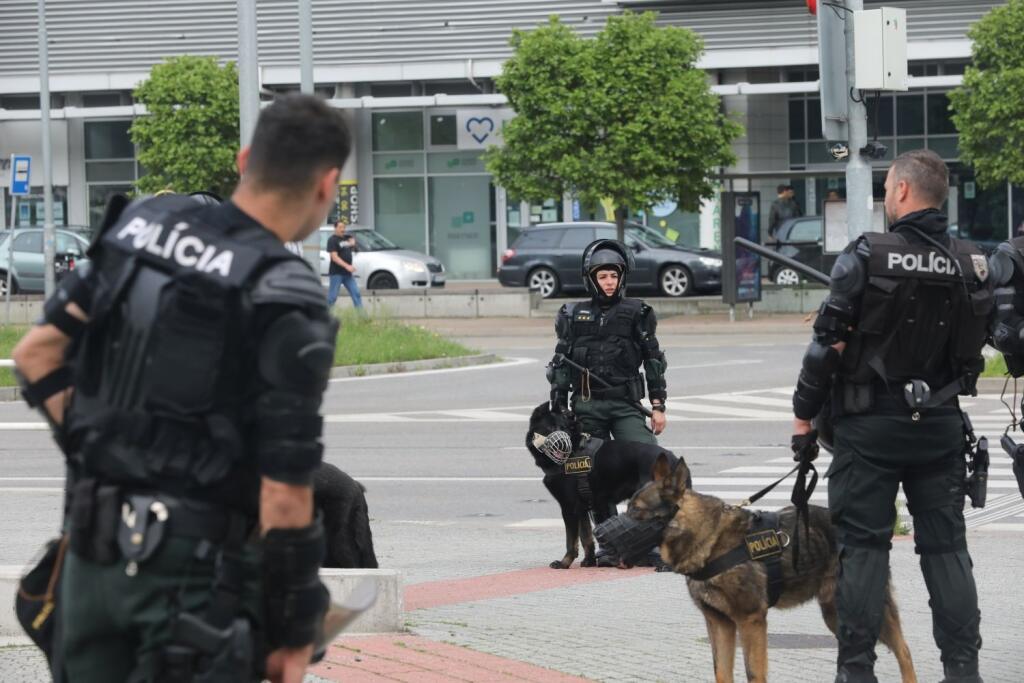 Finále Slovnaft Cupu medzi Slovanom Bratislava a Spartakom Trnava sprevádzali prísne opatrenia. Takto to vyzeralo v uliciach hlavného mesta pred príchodom fanúšikov Spartaka.