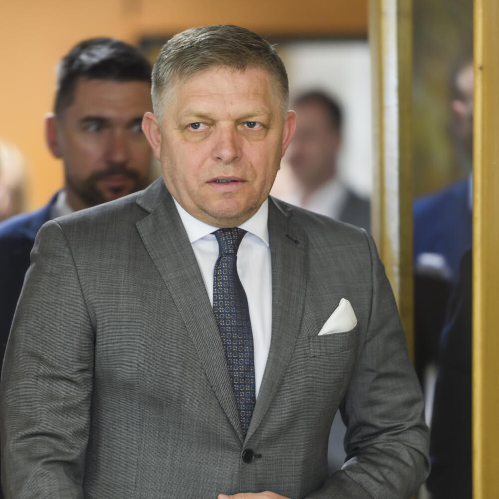 Na snímke sprava predseda vlády SR Robert Fico (Smer-SD) a minister pôdohospodárstva a rozvoja vidieka SR Richard Takáč (Smer-SD) prichádzajú na tlačovú konferenciu po spoločnom pracovnom rokovaní na tému: Pol roka po voľbách - odpočet plnenia programového vyhlásenia vlády SR v oblasti pôdohospodárstva a plány na najbližšie obdobie. V Bratislave 9. apríla 2024. FOTO TASR - Jaroslav Novák