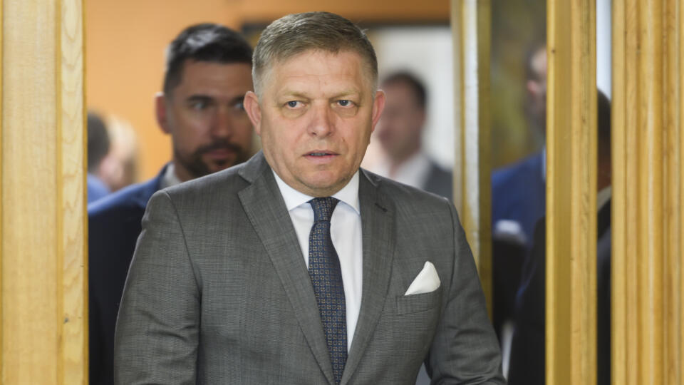 Na snímke sprava predseda vlády SR Robert Fico (Smer-SD)