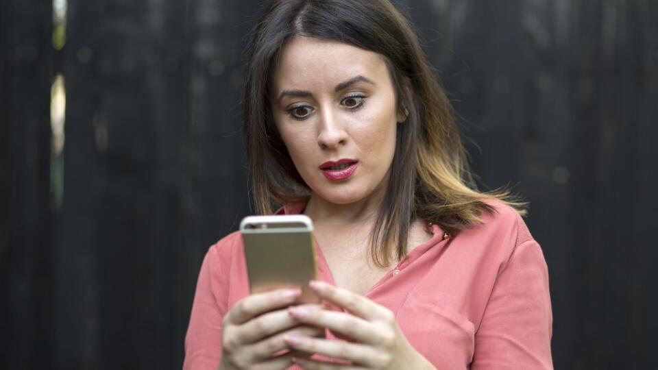 Vliezla mu do mobilu, odhalila šokujúcu pravdu...