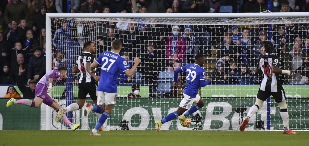 EBE 79 Leicester - Na snímke vľavo slovenský brankár Newcastlu Martin Dúbravka, uprostred gól strieľa hráč Leicestru Patson Daka v zápase 16. kola anglickej Premier League vo futbale Leicester City - Newcastle United (4:0) v nedeľu 12. decembra 2021. FOTO TASR/AP
Leicester's Patson Daka, center, scores his side's second goal during the English Premier League soccer match between Leicester City and Newcastle United at King Power stadium in Leicester, England, Sunday, Dec. 12, 2021. (AP Photo/Ru