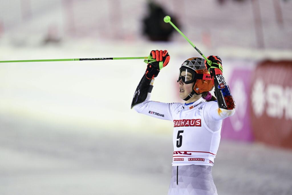 EBE 31 Are - Slovenská lyžiarka Petra Vlhová triumfovala v obrovskom slalome Svetového pohára v Are v piatok 11. marca 2022. Dosiahla 26. víťazstvo na podujatiach SP a ako obhajkyňa veľkého glóbusu znížila v celkovom poradí manko na vedúcu Američanku Mikaelu Shiffrinovú na 77 bodov. FOTO TASR/AP
Petra Vlhova of Slovakia reacts after winning the alpine ski, women's World Cup giant slalom in Are, Sweden, Friday, March 11, 2022. (Pontus Lundahl/TT via AP)