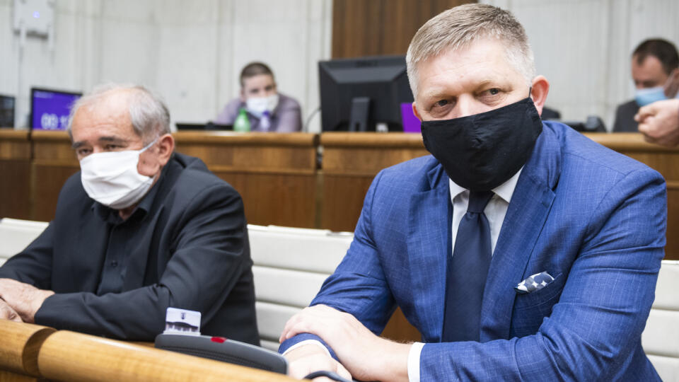 Na snímke poslanci zľava Dušan Muňko a Robert Fico (obaja SMER-SD) počas hlasovania o programovom vyhlásení vlády na 6. rokovaní NR SR v Bratislave 30. apríla 2020. FOTO TASR - Jaroslav Novák