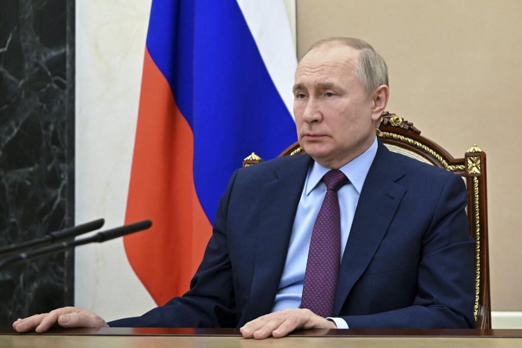 JB 36 Moskva - Ruský prezident Vladimir Putin  počas stretnutia s ruským ministrom obrany Sergejom Šojguom (nie je na snímke) v Moskve 14. februára 2022. Časť ruských vojenských cvičení, ktoré sa v súčasnosti konajú v rôznych častiach krajiny na súši i na mori, ako i v Bielorusku, sa chýli ku koncu. Oznámil to v pondelok ruský minister obrany Sergej Šojgu, informovala agentúra Interfax. Ruská armáda spustila v uplynulých týždňoch niekoľko vojenských cvičení. Tieto manévre sa konajú v čase rastúc
