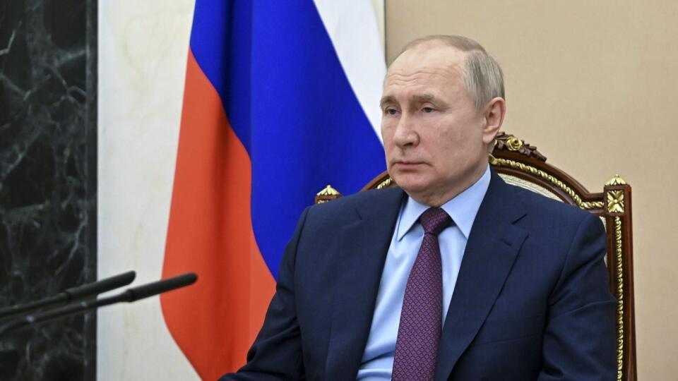 JB 36 Moskva - Ruský prezident Vladimir Putin počas stretnutia s ruským ministrom obrany Sergejom Šojguom (nie je na snímke) v Moskve 14. februára 2022. Časť ruských vojenských cvičení, ktoré sa v súčasnosti konajú v rôznych častiach krajiny na súši i na mori, ako i v Bielorusku, sa chýli ku koncu. Oznámil to v pondelok ruský minister obrany Sergej Šojgu, informovala agentúra Interfax. Ruská armáda spustila v uplynulých týždňoch niekoľko vojenských cvičení. Tieto manévre sa konajú v čase rastúc