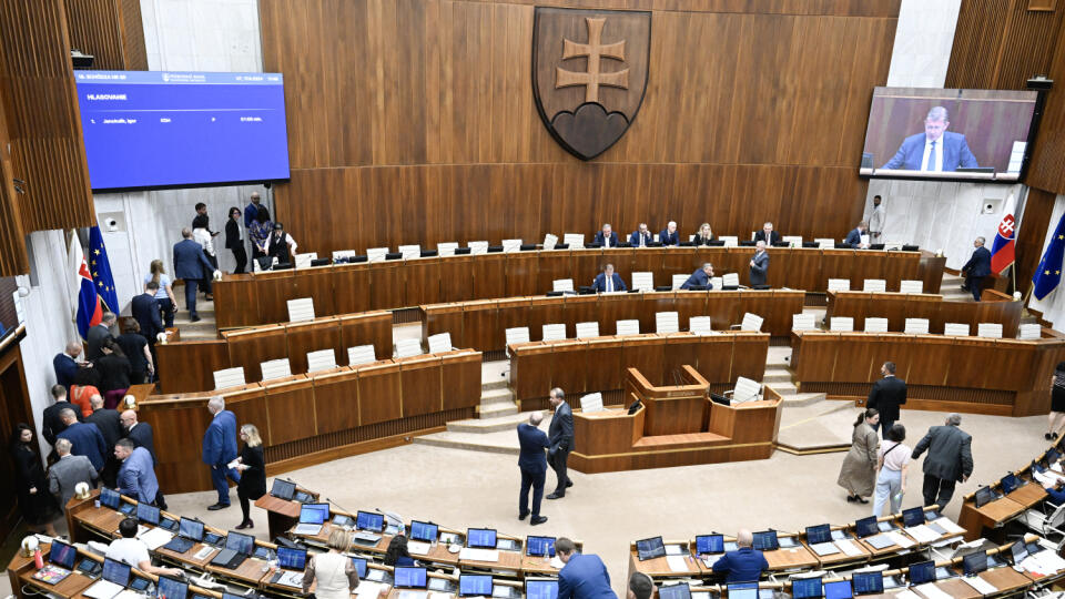 Kancelária NR SR si objednala tabakové výrobky za vyše 60-tisíc eur. Opozícia zúri.