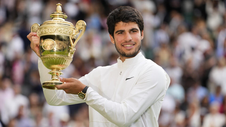 JB 95 Londýn - Španielsky tenista Carlos Alcaraz pózuje s trofejou po jeho výhre nad Srbom Novakom Djokovičom vo finále mužskej dvojhry na grandslamovom tenisovom turnaji Wimbledon v Londýne 16. júla 2023. FOTO TASR/AP
Spain's Carlos Alcaraz celebrates with the trophy after beating Serbia's Novak Djokovic to win the final of the men's singles on day fourteen of the Wimbledon tennis championships in London, Sunday, July 16, 2023. (AP Photo/Kirsty Wigglesworth)
