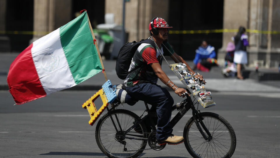 KK9 Mexico City - Na snímke muž predáva cigarety na bicykli, na ktorom má upevnenú mexickú vlajku v Mexico City 11. mája 2020. Počet zdravotníckych pracovníkov, ktorí v Mexiku podľahli nákaze COVID-19 spôsobenej novým koronavírusom, stúpol na 111, pričom infikovaných je 8500-15.000 zdravotníkov. FOTO TASR/AP
A man selling loose cigarettes rides a bike with a Mexican flag attached, as he passes roped-off government buildings in the Zocalo, Mexico City's main square, Monday, May 11, 2020. Health a
