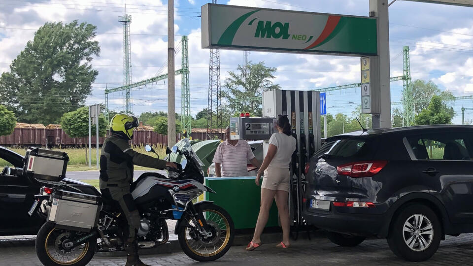 Tankovanie za výhodné ceny v Maďarsku zapríčinili nevôlu domácich, nakoľko sa v pohraničných obciach tvorili kolóny vozidiel z cudziny. Aktuálne opatrenia zvýhodnujú už len majiteľov vozidiel, ktoré sú registrované v Maďarsku.