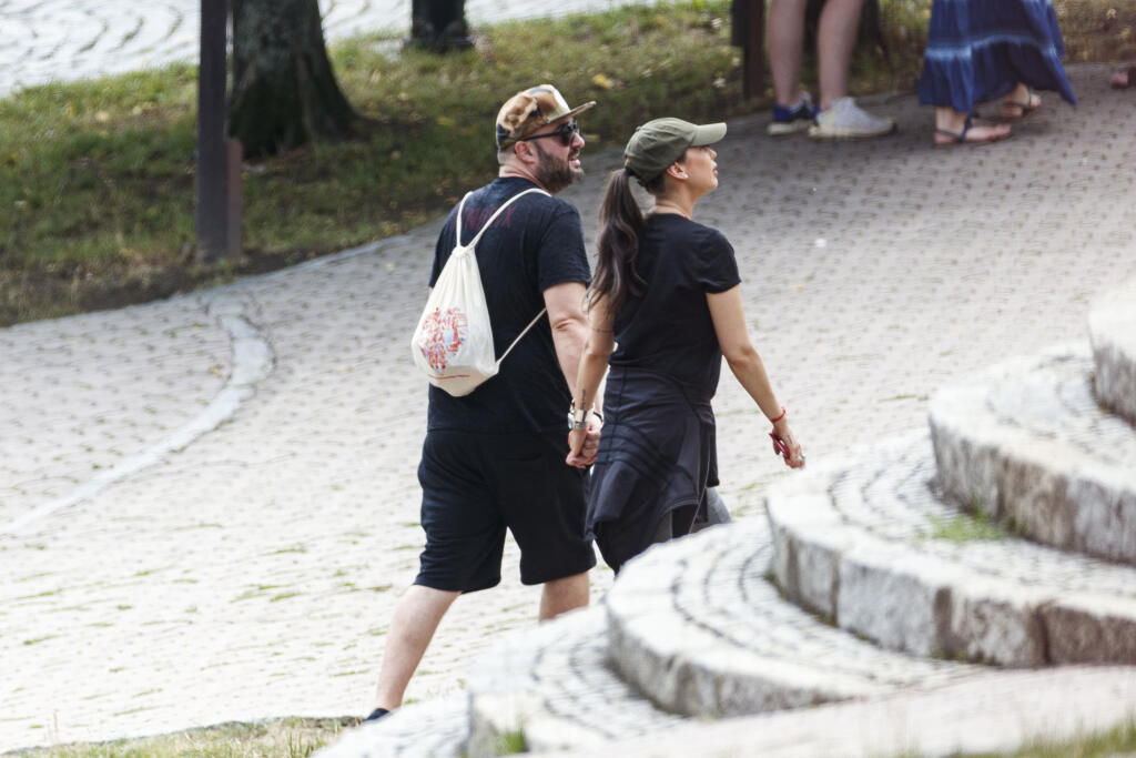 Ruka v ruke kráčali smerom k miestnemu hradu.