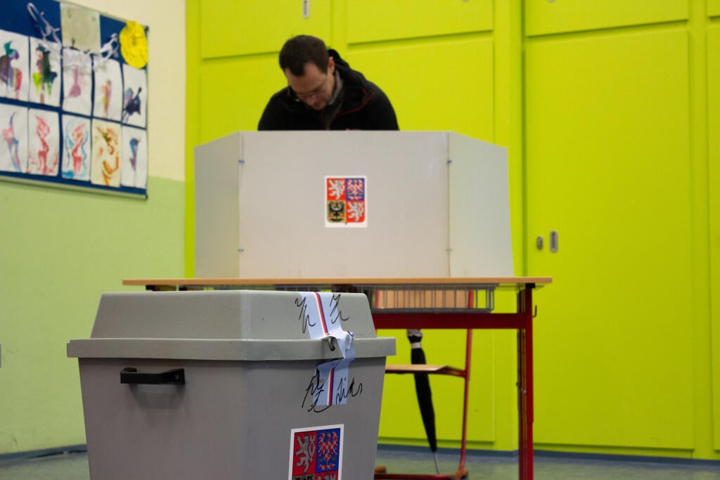 Na snímke volič vo volebnej miestnosti na základnej škole v 1. kole prezidentských volieb Českej republiky 13. januára 2023 v Prahe. Voľby sa konajú počas dvoch dní, v piatok sa hlasuje od 14.00 do 22.00 h, v sobotu (14. 1.) budú volebné miestnosti otvorené od 8.00 do 14.00 h. Neoficiálne výsledky prvého kola by mali byť známe v sobotu podvečer. FOTO TASR - Barbora Vizváryová