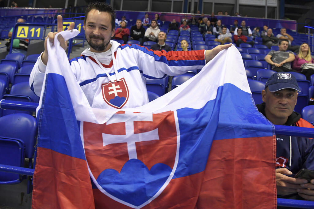 V exhibičnom zápase legiend zvíťazili hokejisti Slovenska nad Švédskom 11:7. Stretnutie v košickej Steel aréne bolo súčasťou osláv 90. rokov slovenského hokeja, pričom na ľade sa predstavilo viacero hráčov z pamätných MS 2002, na ktorých Slovensko získalo titul majstra sveta.