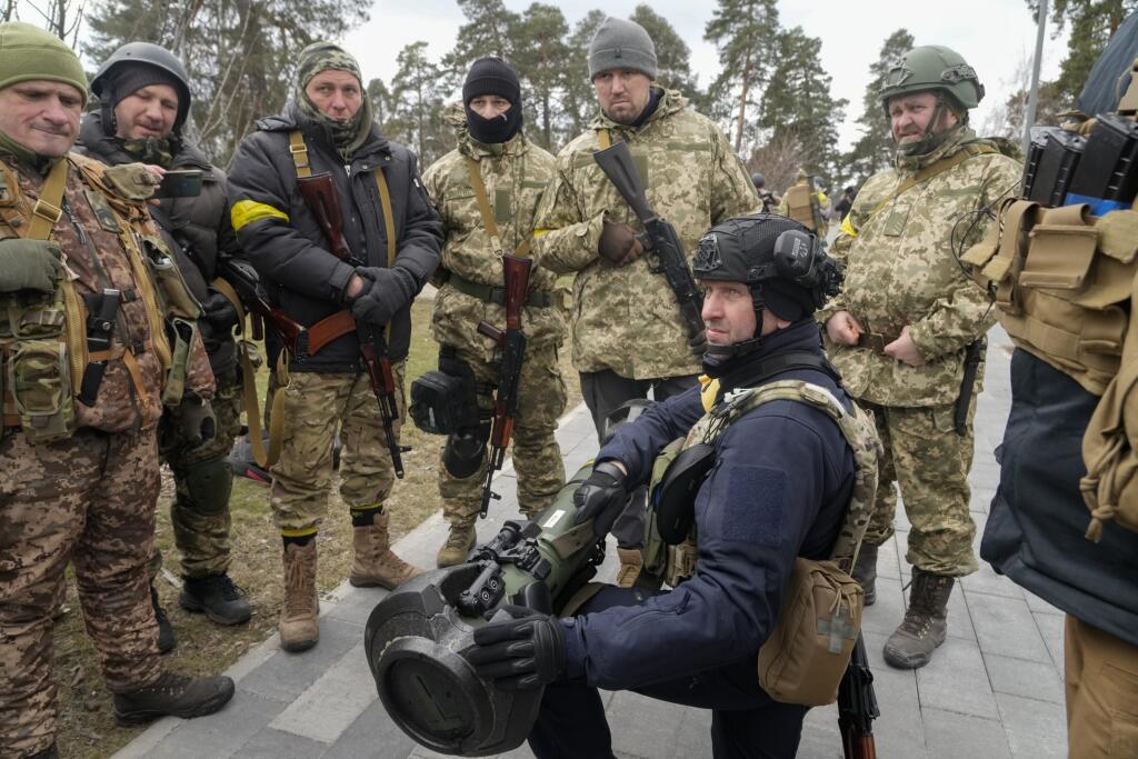 KK18 Kyjev - Príslušníci územnej obrany ukrajinskej armády sa učia používať protitankovú zbraň NLAW počas štrnásteho dňa ruskej invázie na Ukrajine 9. marca 2022 v Kyjeve. FOTO TASR/AP

Ukrainian Territorial Defence Forces members train to use an NLAW anti-tank weapon on the outskirts of Kyiv, Ukraine, Wednesday, March 9, 2022. Authorities announced a new ceasefire on Wednesday to allow civilians to escape from towns around the capital, Kyiv, as well as the southern cities of Mariupol, Enerhodar
