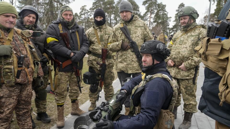 KK18 Kyjev - Príslušníci územnej obrany ukrajinskej armády sa učia používať protitankovú zbraň NLAW počas štrnásteho dňa ruskej invázie na Ukrajine 9. marca 2022 v Kyjeve. FOTO TASR/AP
Ukrainian Territorial Defence Forces members train to use an NLAW anti-tank weapon on the outskirts of Kyiv, Ukraine, Wednesday, March 9, 2022. Authorities announced a new ceasefire on Wednesday to allow civilians to escape from towns around the capital, Kyiv, as well as the southern cities of Mariupol, Enerhodar