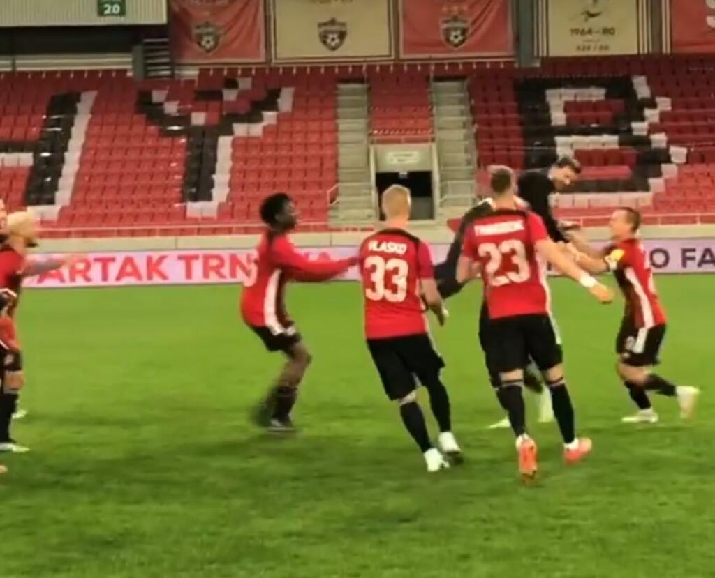 Spartak má hlavne na jar skvelú formu, ktorá vyvrcholila dvomi víťazstvami nad odvekým rivalom Slovanom v priebehu dvoch týždňov. Po triumfe 3:0 skončil tréner Michal Gašparík nad hlavami svojich hráčov.