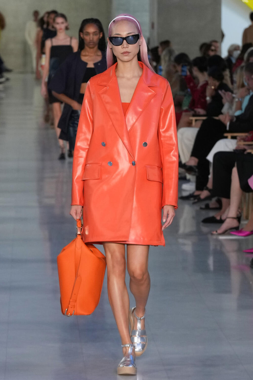 Max Mara: K oranžovej pridajte metalické doplnky.