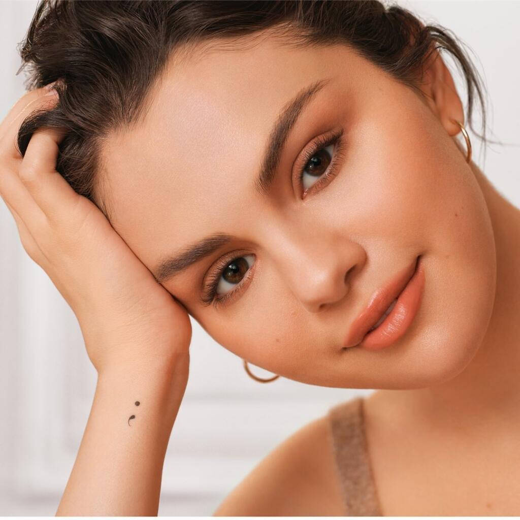 Modelka Rare Beauty - línie pre krásnu pleť a mejkap