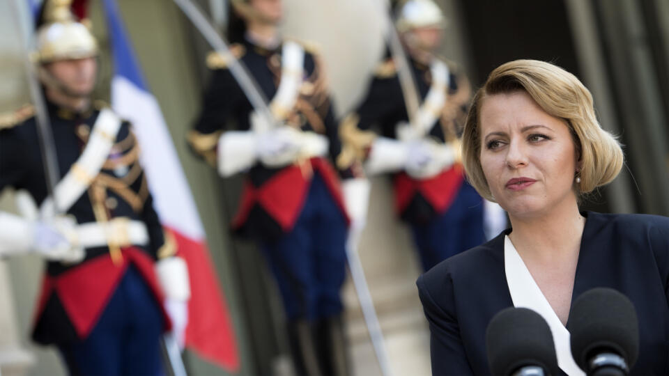 Francúzsky prezident Emmanuel Macron a prezidentka SR Zuzana Čaputová počas stretnutia 24. júla 2019 v Elyzejskom paláci v Paríži. Prezidentka SR Zuzana Čaputová pricestovala na dvojdňovú oficiálnu návštevu Francúzska.