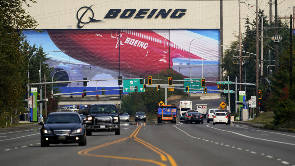 KK22 Everett - Na archívnej snímke z 1. októbra 2020 v pozadí závod na výrobu lietadiel Boeing v americkom Everette. Európsky výrobca lietadiel Airbus a jeho americký rival Boeing nezaregistrovali v septembri 2020 ani jednu novú objednávku. Dôvodom je pandémia nového koronavírusu, ktorá tvrdo zasiahla leteckú dopravu. FOTO TASR/AP
FILE - Traffic passes in view of a massive Boeing airplane production plant, Oct. 1, 2020, in Everett, Wash. Boeing failed to sell any airline planes last month and su