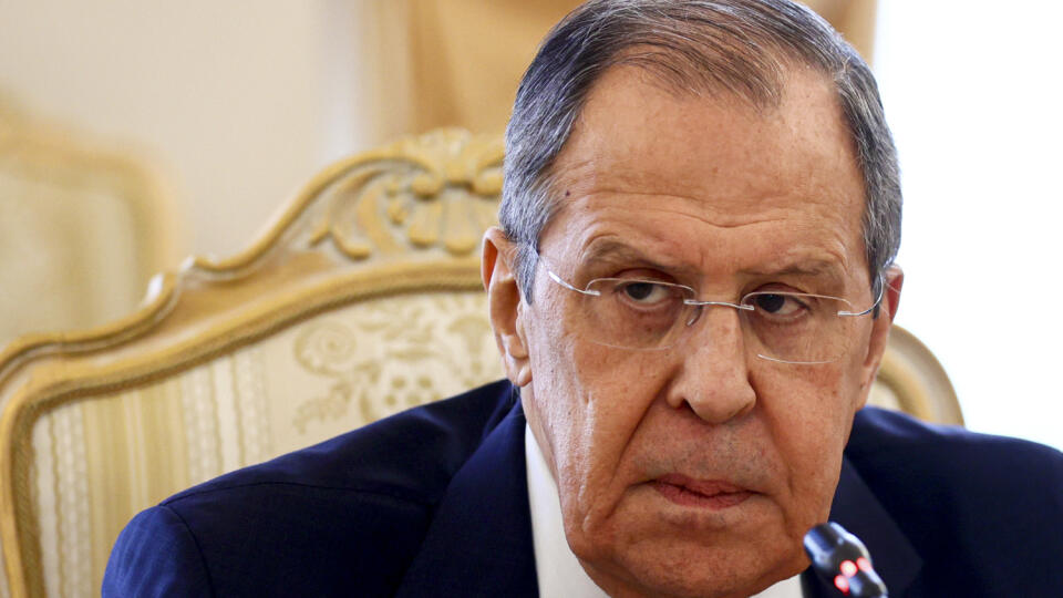 WA 10 Moskva - Ruský minister zahraničných vecí Sergej Lavrov počúva šéfa maďarskej diplomacie Pétera Szijjártóa počas stretnutia v Moskve vo štvrtok 21. júla 2022. FOTO TASR/AP
In this handout photo released by Russian Foreign Ministry Press Service, Russian Foreign Minister Sergey Lavrov speaks to Hungary's Minister of Foreign Affairs and Trade Peter Szijjarto during their talks in Moscow, Russia, Thursday, July 21, 2022. (Russian Foreign Ministry Press Service via AP)