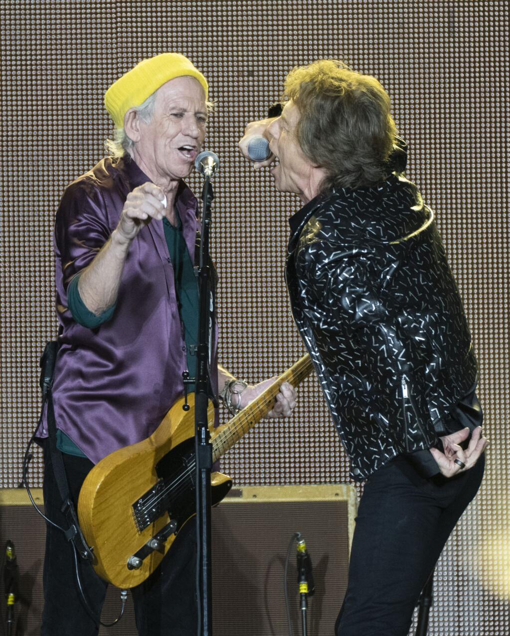 WA 9 Pittsburgh - Členovia britskej skupiny The Rolling Stones Keith Richards (vľavo) a Mick Jagger vystupujú na koncerte v rámci turné No Filter Tour v Pittsburghu 4. októbra 2021. Turné pokračuje podľa plánu aj po úmrtí bubeníka skupiny Charlieho Wattsa.The Rolling Stones mali turné No Filter Tour odohrať ešte v roku 2020, koncerty však boli z dôvodu pandémie koronavírusu SARS-CoV-2 preložené.FOTO TASR/AP
The Rolling Stones' Keith Richards, left, and Mick Jagger perform during the band's