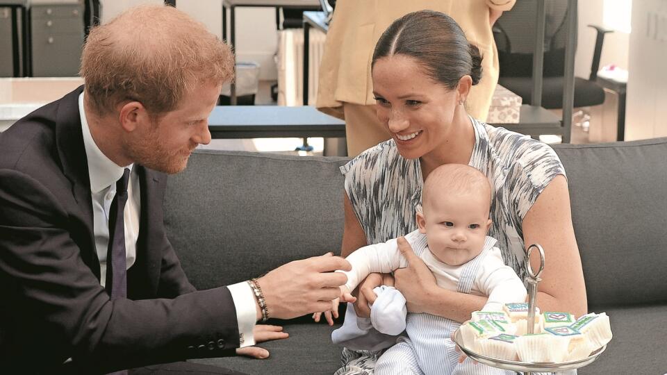 NEZÁVISLÍ Meghan a Harry ukončili „pracovný“ pomer s „Firmou“, ako sa tiež nazýva britská monarchia, 31. marca. So 14-mesačným Archiem žijú v Los Angeles, kde sa venujú charite.