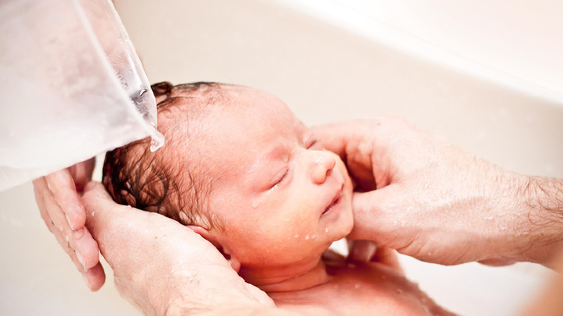 Новорожденный ребенок первое купание. Гигиена новорожденных. Гигиенический туалет новорожденного. Уход за новорожденным ребенком. Гигиена для малыша новорожденного.