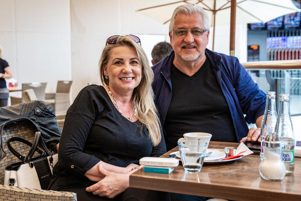 Na snímke je Vincent Lukáč slovenská hokejová legenda so svojou priateľkou Natáliou počas rozhovoru v Bratislave.