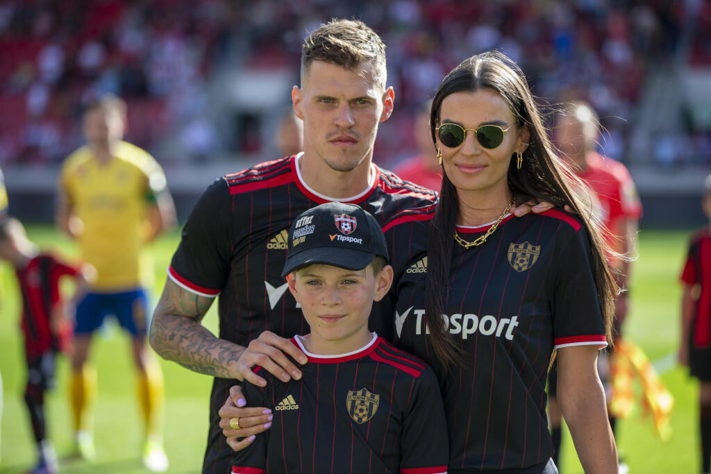 Legendárny Martin Škrtel sa v zápase Spartaka Trnava s Dunajskou Stredou (1:0) definitívne rozlúčil s jeho úspešnou hráčskou kariérou. Posledné chvíle na trávniku prežíval veľmi emotívne a nezaobišlo sa to bez sĺz. Bola pri tom aj jeho milovaná rodina.