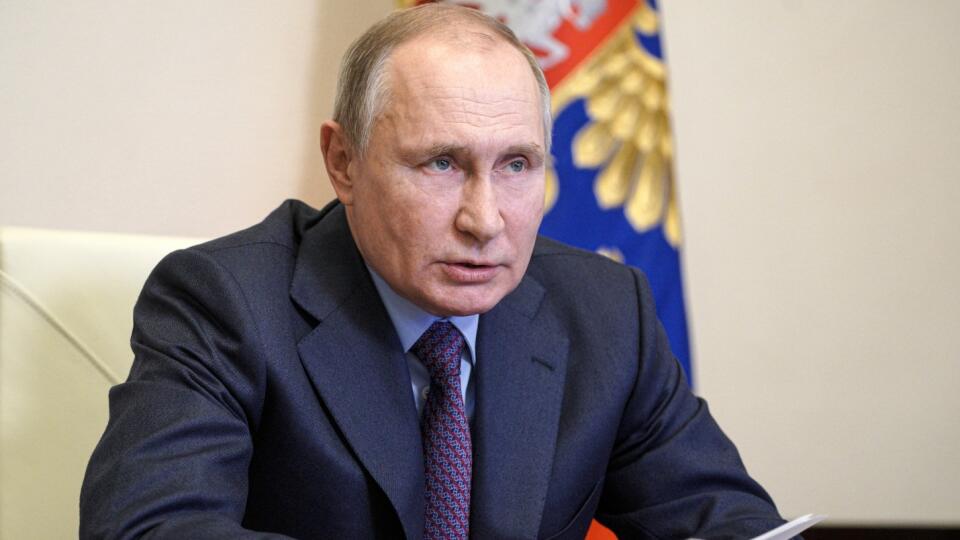 EBE 8 Moskva - Na snímke ruský prezident Vladimir Purin počas videokonferencie s vládnymi predstaviteľmi v rezidencii Novo-Ogarjovo neďaleko Moskvy 22. marca 2021. Putin uviedol, že sa zaočkuje proti ochoreniu COVID-19 v utorok 23. marca 2021. FOTO TASR/AP
Russian President Vladimir Putin speaks during a meeting with government officials via video conference at the Novo-Ogaryovo residence outside Moscow, Russia, Monday, March 22, 2021. Putin said he will get vaccinated against the coronavirus on