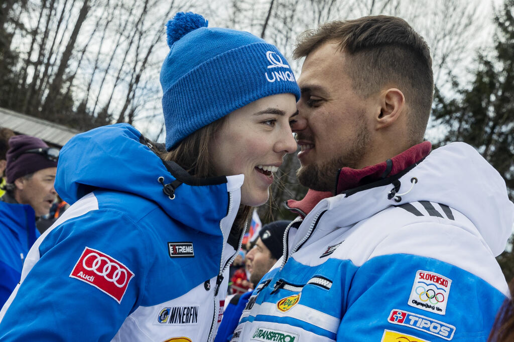 Na snímke Petra Vlhová a Michal Kyselica v cieli druhého kola pretekov obrovského slalomu Svetového pohára v alpskom lyžovaní žien v Kranjskej Gore.