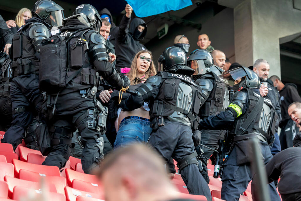 Na snímke je futbalový zápas medzi FC Spartak Trnava a ŠK Slovan Bratislava, ktorý sa skončil predčasne a fanúšikovia obidvoch táborov vnikli na hraciu plochu.