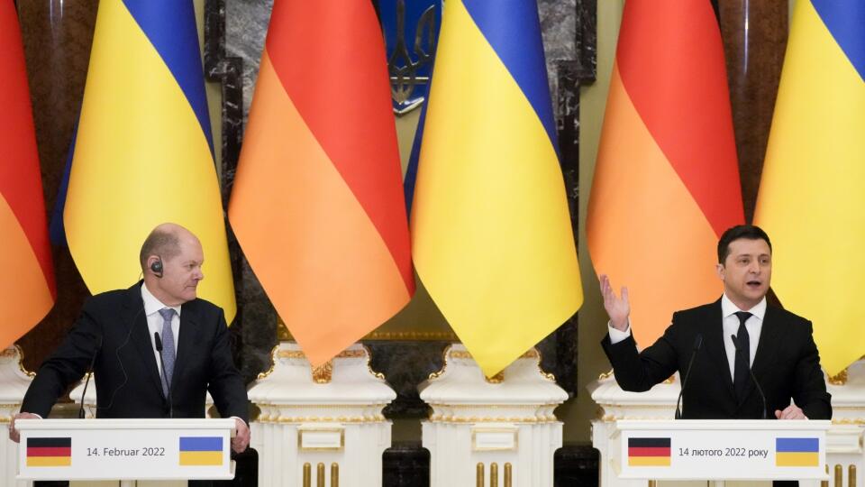 JB 28 Kyjev - Ukrajinský prezident Volodymyr Zelenskyj (vpravo) počas spoločnej tlačovej konferencie s nemeckým kancelárom Olafom Scholzom po ich stretnutí v Kyjeve 14. februára 2022. Zelenskyj v pondelok uviedol, že Ukrajina sa nechystá vzdať svojho cieľa týkajúceho sa vstupu do Severoatlantickej aliancie (NATO). TASR o tom informuje na základe správ agentúr AFP, Reuters a RIA Novosti. Ukrajinský prezident tiež médiá informoval o tom, že so Scholzom hovorili aj o plynovode Severný prúd 2 (Nord