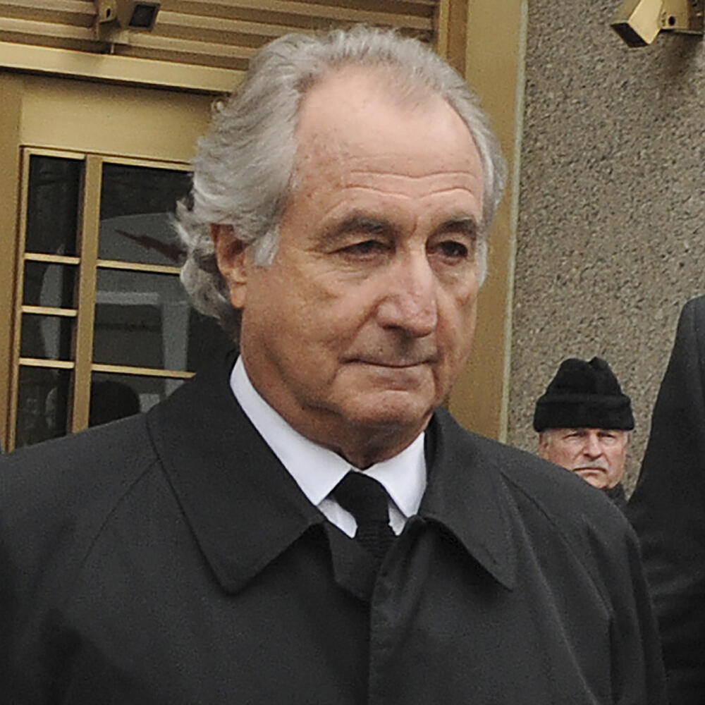Na archívnej snímke z 10. marca 2009 americký finančník Bernie Madoff odchádza z budovy federálneho súdu v New Yorku. V americkej federálnej väznici v stredu zomrel v 82 rokoch finančník Bernie Madoff, autor najväčšieho finančného podvodu v histórii Spojených štátov. Madoff zomrel prirodzenou smrťou.