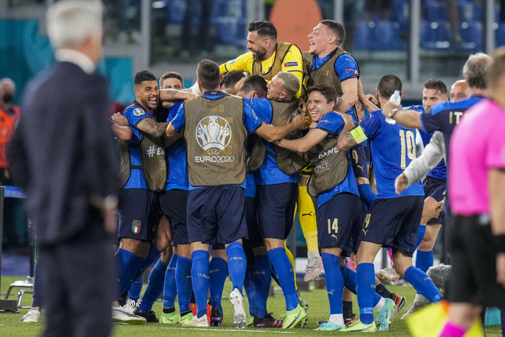 EBE 46 Rím - Na snímke hráči Talianska a realizačný tím oslavujú úvodný gól v zápase A-skupiny na majstrovstvách Európy vo futbale 2021 Taliansko – Švajčiarsko v stredu 16. júna 2021 v Ríme. FOTO TASR/AP
Italy playerscelebrate after scoring the opening goal during the Euro 2020 soccer championship group A match between Italy and Switzerland at the Olympic stadium in Rome, Italy, Wednesday, June 16, 2021. (AP Photo/Alessandra Tarantino, Pool)