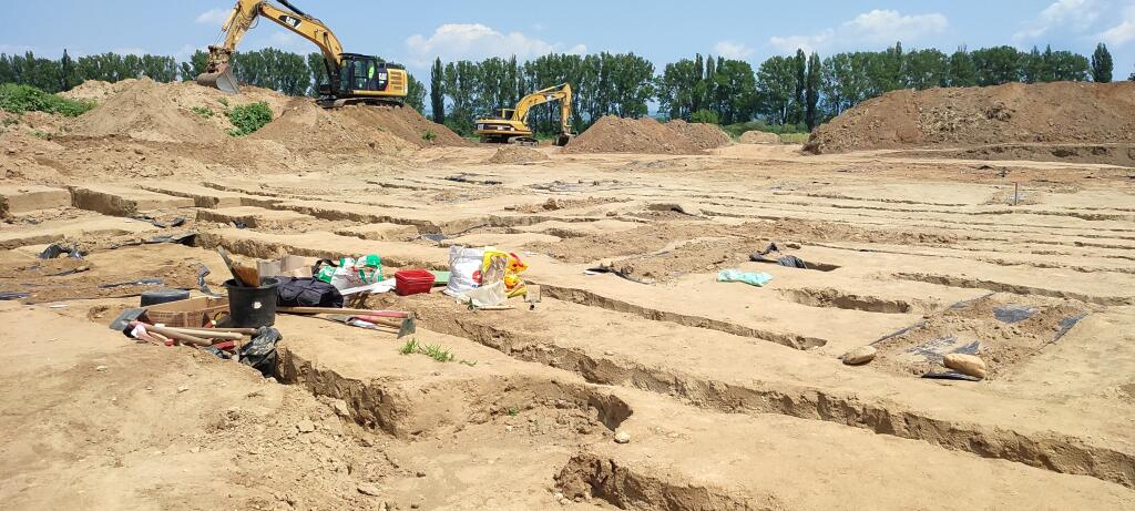 Na snímke staromaďarské pohrebisko z 10. storočia na území budúceho Strategického parku Valaliky, kde archeológovia objavili viac ako 260 hrobov 20. júna 2023 vo Valalikoch. FOTO TASR - Diana Semanová