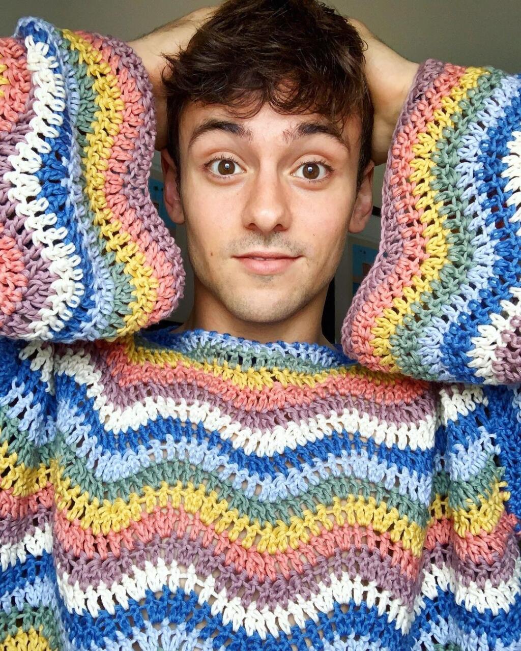 Tom Daley veľmi rád štrikuje, na instagrame má dokonca stránku so svojimi výtvormi.