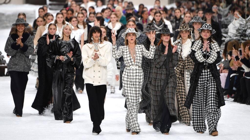 Fashion week v Paríži pútal pozornosť prvou prehliadkou Chanel po smrti Karla Lagerfelda.