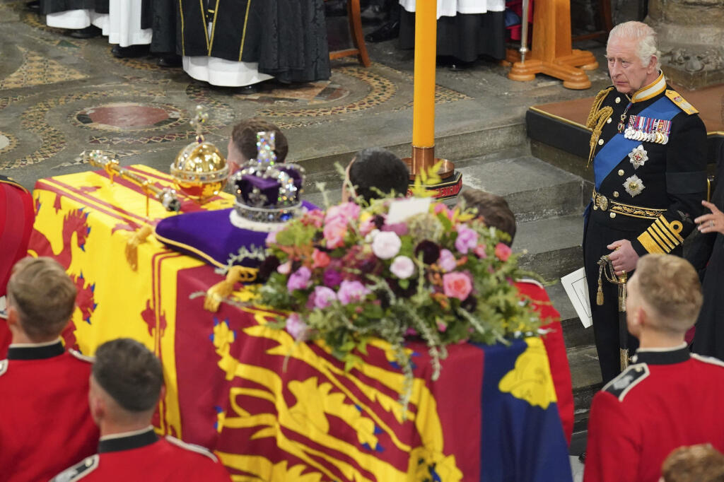 Britský kráľ Charles III. sa účastní na štátnom pohrebe svojej matky.
