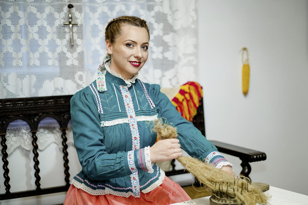 Vyštudovaná etnologička zbiera starodávne kroje, ale aj rôzne veci, ako napríklad maľované taniere či krosná.