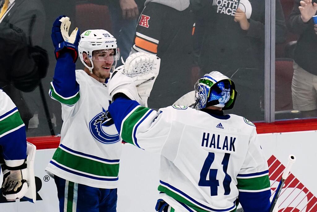Aj slovenský hokejový brankár bol v drese Vancouveru Canucks spokojný. Jaroslav Halák v NHL odjakživa nemá zapísaný dĺžeň v priezvisku.