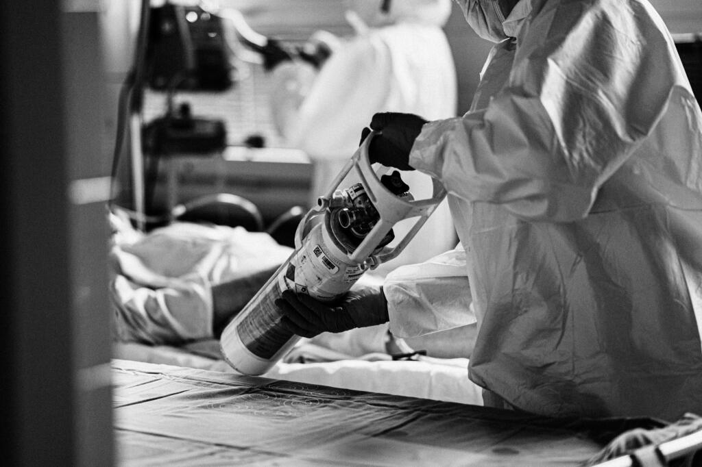„Na oddelení anestézie a intenzívnej medicíny ľudia len ležali a bolo tam viacmenej ticho. Počul som len zvuky pípajúcich prístrojov, prípadne zvoniaci telefón.“ Ján Rábara opisuje detaily z oddelenia anestézie a intenzívnej medicíny z nemocnice v Považskej Bystrici.