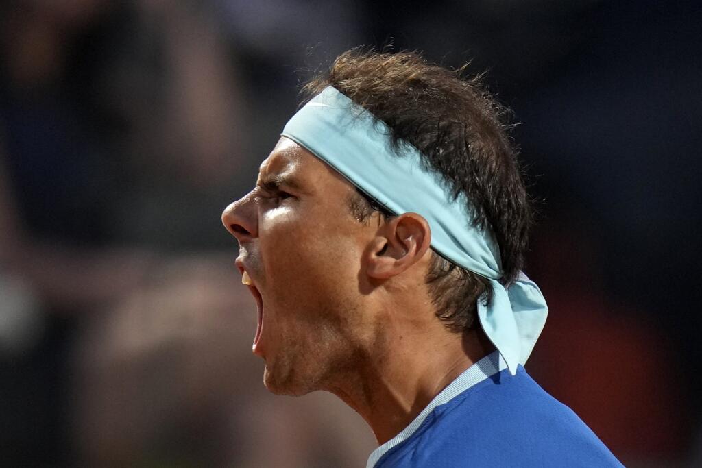WA 53 Rím - Španielsky tenista Rafael Nadal reaguje v osemfinálovom zápase mužskej dvojhry proti Kanaďanovi Denisovi Shapovalovi na turnaji ATP Masters 1000 v Ríme vo štvrtok 12. mája 2022. FOTO TASR/AP
Rafael Nadal of Spain reacts during his match against Denis Shapovalov of Canada at the Italian Open tennis tournament, in Rome, Thursday, May 12, 2022. (AP Photo/Alessandra Tarantino)