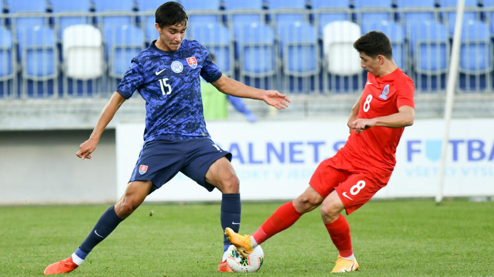 Na snímke zľava Dávid Strelec zo Slovenska a Sabuhi Abdullazade z Azerbajdžanu počas zápasu 2. skupiny kvalifikácie ME 2021 hráčov do 21 rokov vo futbale Slovensko - Azerbajdžan 8. októbra 2020 v Nitre. FOTO TASR - Henrich Mišovič