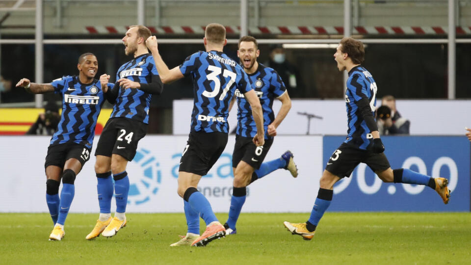 WA 20 Miláno - Slovenský futbalový reprezentant v drese Interu Miláno Milan Škriniar (37) sa teší so spoluhráčmi po strelení víťazného gólu na 2:1 vo štvrťfinálovom zápase Talianskeho pohára Inter Miláno - AC Miláno v Miláne v utorok 26. januára 2021. FOTO tASR/AP
Inter Milan players celebrate their team second goal during an Italian Cup round of 8 soccer match between Inter Milan and AC Milan at the San Siro stadium, in Milan, Italy, Tuesday, Jan. 26, 2021. (AP Photo/Antonio Calanni)