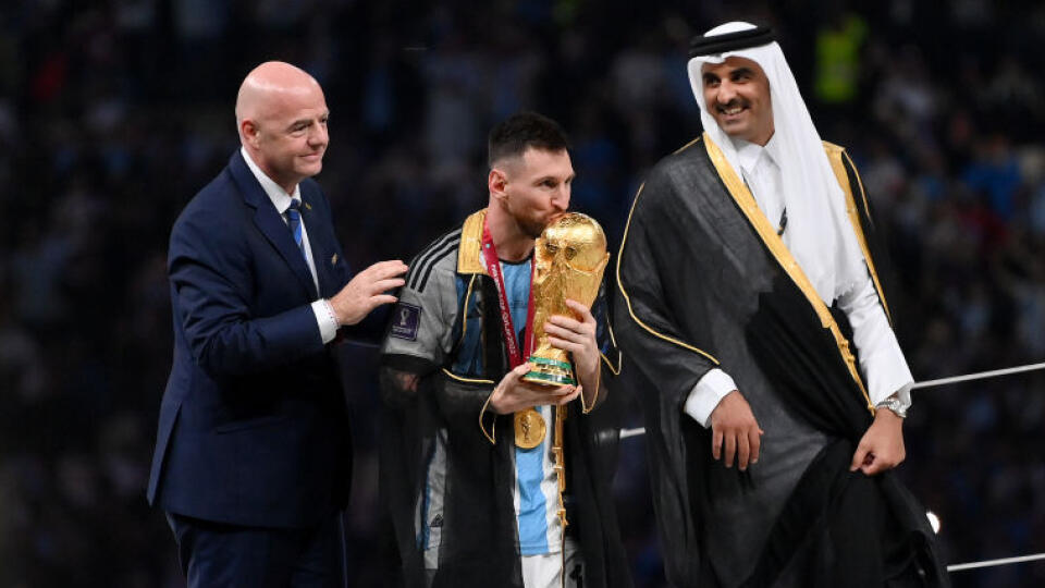 Kapitán argentínskych majstrov sveta Lionel Messi dostal ponuku, aká sa neodmieta. Za priesvitný plášť, v ktorom si prebral zlatú Niké za triumf na svetovom šampionáte v Katare, mu jeden z futbalových fanúšikov ponúka nekresťanskú sumu.