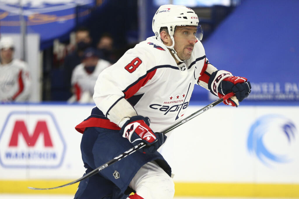 WA 17 Buffalo - Kapitán Washingtonu Capitals Alex Ovečkin korčuľuje v zápase zámorskej hokejovej NHL Buffalo Sabres - Washington Capitals v Buffale v piatok 9. apríla 2021. FOTO TASR/AP
Washington Capitals forward Alex Ovechkin (8) skates during the second period of an NHL hockey game against the Buffalo Sabres, Friday, April 9, 2021, in Buffalo, N.Y. (AP Photo/Jeffrey T. Barnes)