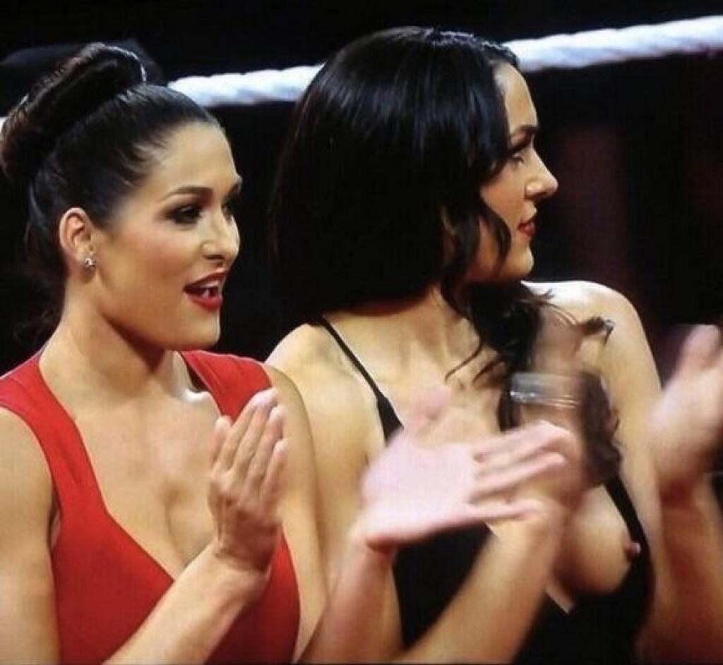 Wrestlingová hviezda Brie Bella si neustriehla šaty.